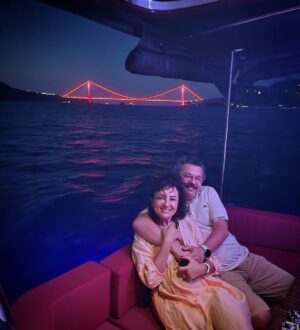 Esra Harmanda Instagram - Mesaj yazan, arayan, Dm kutumu dolduran, fotoğraf altına güzel dileklerde yarışan hepinizi tek tek kucaklıyorum. Hepinizi çok seviyorum. Yeni yaşıma anlam kattığınız  icin çok teşekkür ederim. Cok mutlu ettiniz. . Siz de cok mutlu olun❤️