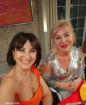Esra Harmanda Instagram - Sevgili @yilmazfiliz evsahipliginde rengarenk harika bir gecede bulustuk🥰💕