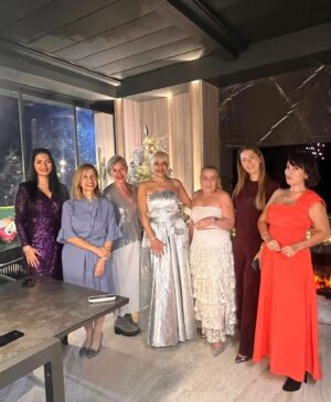 Esra Harmanda Instagram - Sevgili @yilmazfiliz evsahipliginde rengarenk harika bir gecede bulustuk🥰💕
