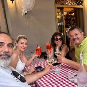 Esra Harmanda Instagram - Milano'dan sevgiler. Sürpriz sondaymis meğer. Sağlıkla huzurla🎂🙏🏼