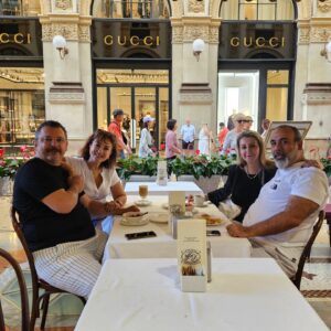 Esra Harmanda Instagram - Milano'dan sevgiler. Sürpriz sondaymis meğer. Sağlıkla huzurla🎂🙏🏼