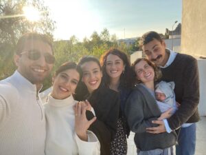 Esra Kızıldoğan Instagram - Bizler iş için burada evlerimizden uzaktayız. Bu fotoğraflardaki ve bugün çalıştıkları için fotoğraflarda olamayan şahane arkadaşlarım ( bkz: @urazka ) olmasa güzelliklerin hiçbir anlamı olmazdı. İyi ki varlar , hepsine tek tek teşekkür ediyorum, kahkahalarıyla, danslarıyla, pırıl pırıl gözleriyle kalbimi sıcacık yaptıkları için❤️