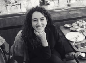 Esra Kızıldoğan Instagram - Ada’nın doğum günü🧁🍯
📸 Babası çekti🖤 @urazka