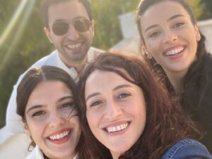 Esra Kızıldoğan Instagram - Bizler iş için burada evlerimizden uzaktayız. Bu fotoğraflardaki ve bugün çalıştıkları için fotoğraflarda olamayan şahane arkadaşlarım ( bkz: @urazka ) olmasa güzelliklerin hiçbir anlamı olmazdı. İyi ki varlar , hepsine tek tek teşekkür ediyorum, kahkahalarıyla, danslarıyla, pırıl pırıl gözleriyle kalbimi sıcacık yaptıkları için❤️