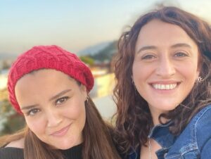 Esra Kızıldoğan Instagram - Bizler iş için burada evlerimizden uzaktayız. Bu fotoğraflardaki ve bugün çalıştıkları için fotoğraflarda olamayan şahane arkadaşlarım ( bkz: @urazka ) olmasa güzelliklerin hiçbir anlamı olmazdı. İyi ki varlar , hepsine tek tek teşekkür ediyorum, kahkahalarıyla, danslarıyla, pırıl pırıl gözleriyle kalbimi sıcacık yaptıkları için❤️