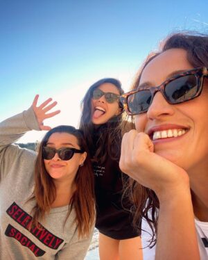 Esra Kızıldoğan Instagram - O güzel gün geçen sene bugünmüş🐚🌿🤍
@ilaydaildir @duygukaracadk