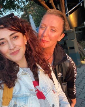 Esra Kızıldoğan Instagram - 94’ten beri birlikte okulu kırıyoruz🤟🏻