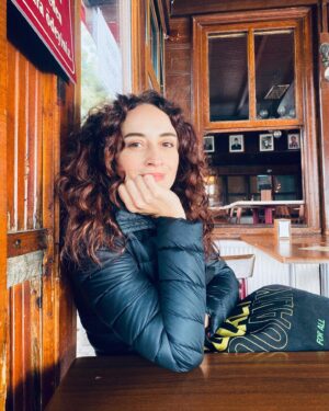Esra Kızıldoğan Instagram - Seni dinliyorum, yoğurdu bekliyorum🍯