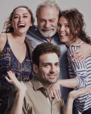 Esra Kızıldoğan Instagram - #tbt #masum #blutv #netflix 
Tüliş, Haluk abi, peruklu Bartuş, gülmenin hakkını sonuna kadar vermiş olan ben🍀
