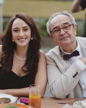 Esra Kızıldoğan Instagram - Fotoğraflarda olan ve olmayan bi sürü sevdiğim insanla çalıştığım/tanıştığım harika bir işti, teşekkürler🙏🏻 @yacokseversendizi ✨💫
Fotoğraflar: @yigitdanaci 💐
Saç: @osman_gordu💐 Makyaj: @aslimu.makeup 💐