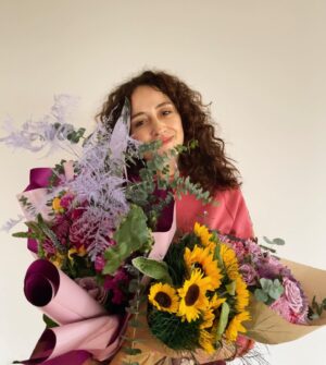 Esra Kızıldoğan Instagram - Mor renk akıl ve duyguların birlikteliğini ifade ediyormuş, sarı renk coşku ve mutlulukmuş, aynı zamanda geçiciliği temsil ediyormuş... 
Selam 43🌿🌍
 
Foto👉🏻 @erenbalkan81 🤗