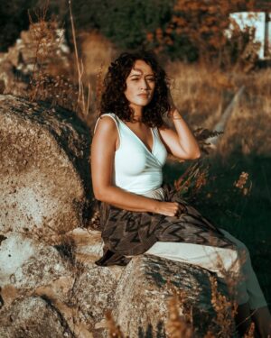 Esra Kızıldoğan Instagram - 🤎 🤍
Foto👉🏻 @theframesamiaksu @samiaksu7 🙏🏻