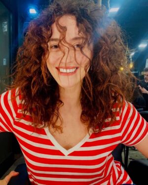 Esra Kızıldoğan Instagram - #tbt 
Kıvırcık saç 101👇🏻
Kıvırcık saçlar, hiçbir işiniz yokken veya hiç gerek yokken her zaman çok iyi görünür💆🏻‍♀️O günde öyle bi gündü.
Tabii ki @sertac_kolay dokunuşuyla🙏🏻
 @sankuafor