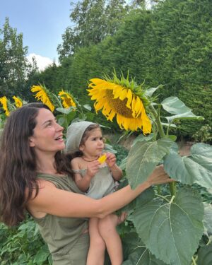 Esra Şengünalp Instagram - Ayçiçekleri kadar güzel bir hafta olsun! 🌻
