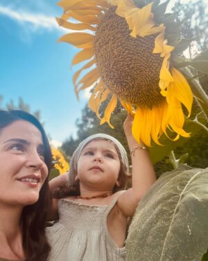 Esra Şengünalp Instagram - Ayçiçekleri kadar güzel bir hafta olsun! 🌻