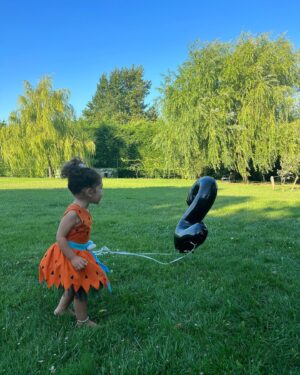 Esra Şengünalp Instagram - Yaba daba du! 🦴
Maya 2 oldu! Seni çok seviyoruz bal kızım. 🧡
İyi ki doğdun! İyi ki doğurmuşum! ☺️
30.07.2022