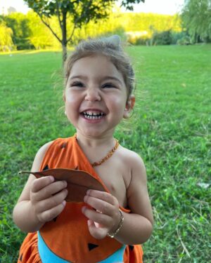 Esra Şengünalp Instagram - Yaba daba du! 🦴
Maya 2 oldu! Seni çok seviyoruz bal kızım. 🧡
İyi ki doğdun! İyi ki doğurmuşum! ☺️
30.07.2022