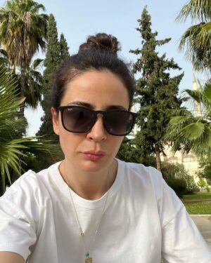 Esra Şengünalp Instagram - BAKALE 01
Sahne tozu süpürülmüş ve yutulmuştur. @mayayildiz20 
#adanatiyatrofestivali #annekız