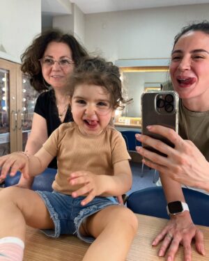 Esra Şengünalp Instagram - BAKALE 01
Sahne tozu süpürülmüş ve yutulmuştur. @mayayildiz20 
#adanatiyatrofestivali #annekız