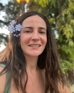Esra Şengünalp Instagram - Canım söğüt ağacı ve rüzgar! Bahtiyarız.