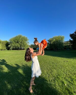 Esra Şengünalp Instagram - Yaba daba du! 🦴
Maya 2 oldu! Seni çok seviyoruz bal kızım. 🧡
İyi ki doğdun! İyi ki doğurmuşum! ☺️
30.07.2022