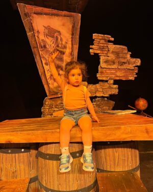 Esra Şengünalp Instagram - BAKALE 01
Sahne tozu süpürülmüş ve yutulmuştur. @mayayildiz20 
#adanatiyatrofestivali #annekız