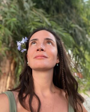 Esra Şengünalp Instagram - Canım söğüt ağacı ve rüzgar! Bahtiyarız.