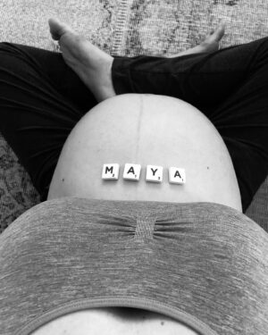 Esra Şengünalp Instagram - İki yıl önce bugün “Maya” (kız) olacağını öğrendik. Ve bugün sen gözlerin gözlerimde… Bana annemden,sana benden bir göbek çukuru ve sonsuz sevgi… 
22.02.2022 🌀🌪