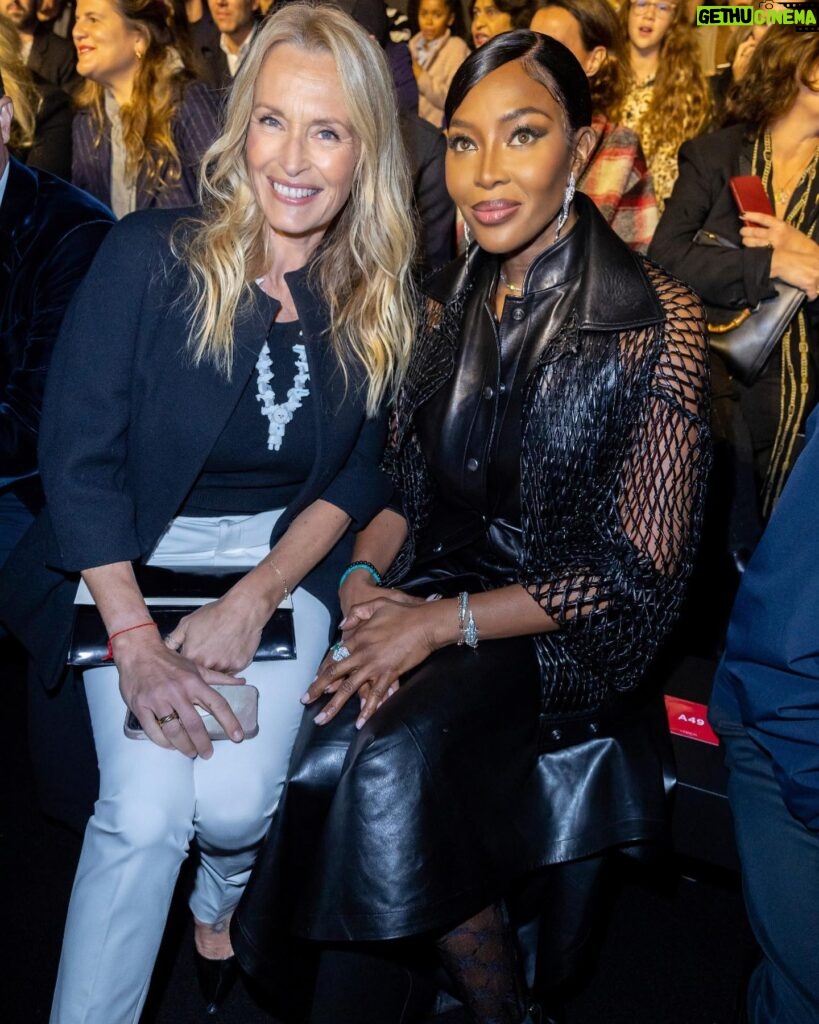 Estelle Lefébure Instagram - Complicity with my dear @naomi at the show @lorealparis Great show #pfw 📷 by @olivierborde Makeup @elladasatoueva Hair @sylvain.decolfmacker