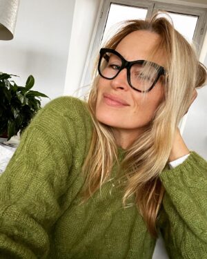 Estelle Lefébure Instagram - Green lover 💚

Happy week-end to all 

Bon week-end à tous 

#nature
#peacefulplace
