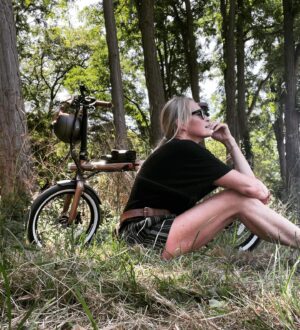 Estelle Lefébure Instagram - On s’échappe 💚

Avec @rayvoltbike 
#weekendoff 
@agence_sergeantpaper 
@astridsergeant