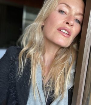 Estelle Lefébure Instagram - Bon week-end à tous 

#repos #peacefull