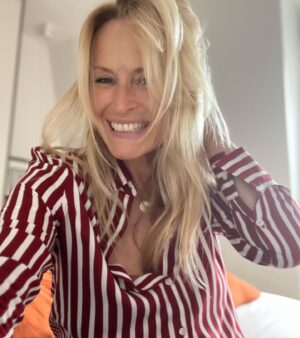 Estelle Lefébure Instagram - Merci merci merci pour tous vos messages d’amour …
Une année de plus à aimer, découvrir , apprendre et …Vivre pleinement .
C’est cela le bonheur 

Thank you , thank you , thank you for all your love messages .
One more year to love , discover , learn and …live  fully.
That’s happiness 

#family 
#lovelife
#gratitude 
#birthdaygirl 
#estellelefebure