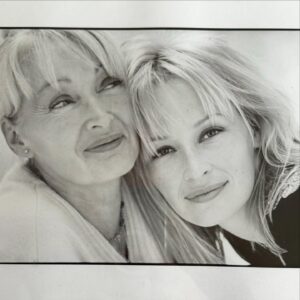 Estelle Lefébure Instagram - Bonne fête à toutes les mamans du monde 
❤️
#mercimaman

📷 @dominiqueissermann