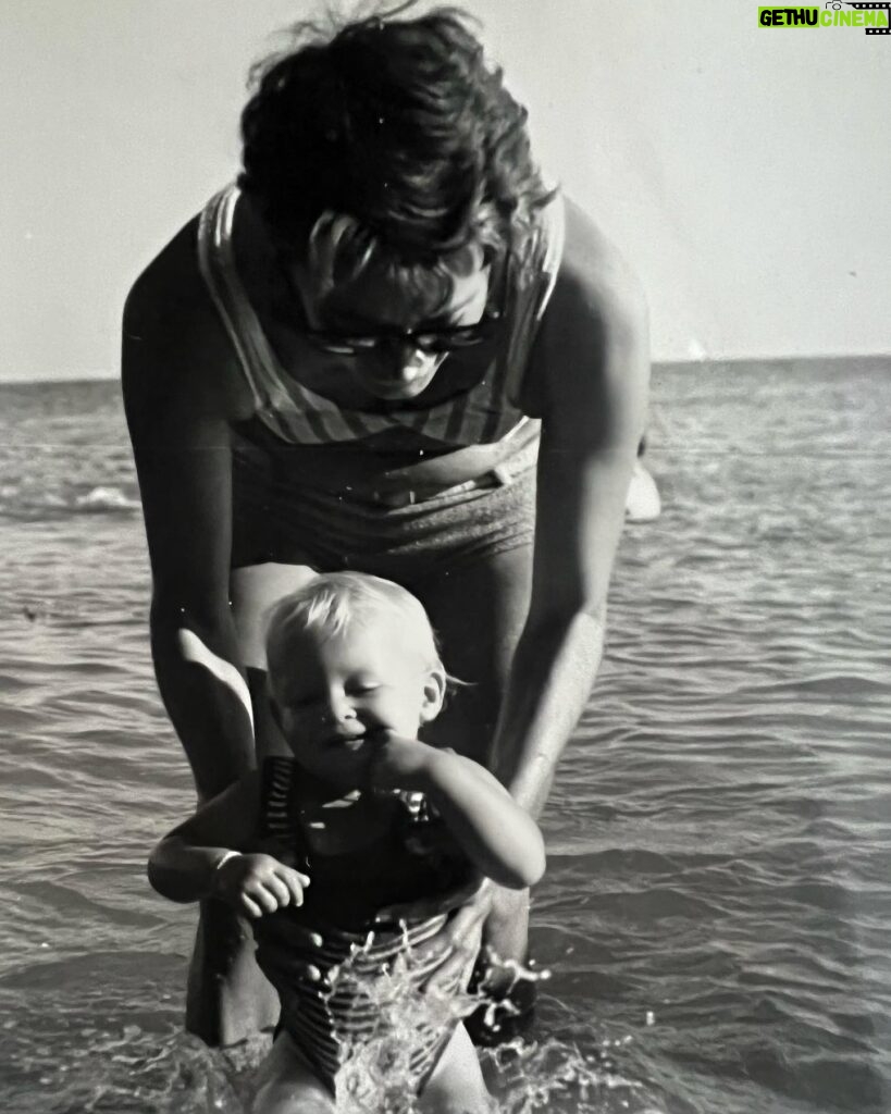 Estelle Lefébure Instagram - Bonne fête à toutes les mamans du monde mais surtout à toi..la plus jolie des mamans , tu me manques ❤️ Et à toi la plus douce des nouvelles mamans , ma chérie @ilonasmet ❤️ Je vous aime mes trois amours, vous m’avez donné le plus beau des cadeaux de la vie ” être votre maman ” Merci #familylover #proudmommy @emma__smet #Giuliano