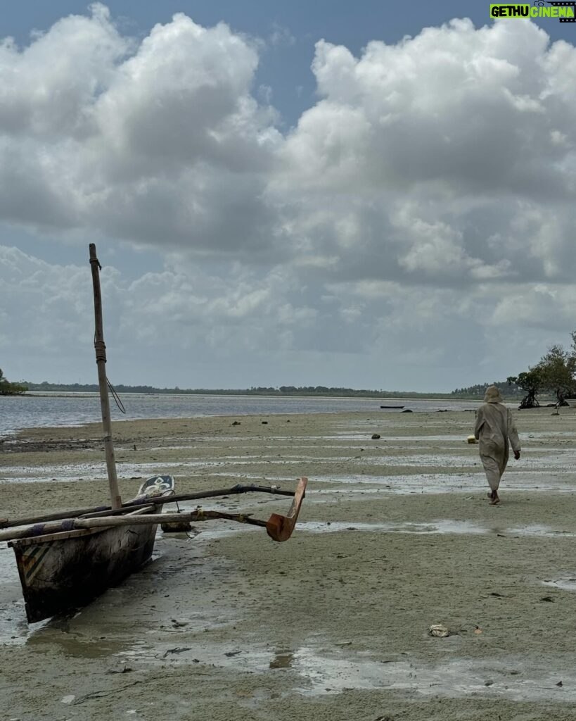 Estelle Lefébure Instagram - Surnommée l’Île Verte , l’Île de Pemba est un lieu unique .J’y ai notamment eu la chance de rencontrer ces femmes formidables qui cultivent les algues et d’y découvrir un marché regorgeant de fruits et d’épices comme cette noix de muscade encore dans son fruit . #ponant #expeditioncruise #PONANTExplorations #instantponant #collab