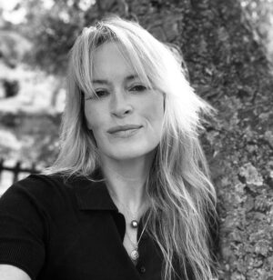 Estelle Lefébure Instagram - Tout ce que l’esprit ….peut concevoir , il peut le réaliser .
“ Whatever the mind ….can conceive it can achieve .”
M.Clement Stone 
Je pense aujourd’hui à la paix , à l’humanité
Que votre journée soit remplie de bonté ✨