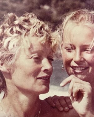Estelle Lefébure Instagram - Bonne fête à toutes les mamans du monde 
mais surtout à toi..la plus jolie des mamans , tu me manques ❤️
Et à toi la plus douce des nouvelles mamans , ma chérie @ilonasmet ❤️
Je vous aime mes  trois amours, vous m’avez donné le plus beau des cadeaux de la vie ” être votre maman ”
Merci 
#familylover 
#proudmommy @emma__smet 
#Giuliano