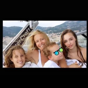 Estelle Lefébure Instagram - Bonne fête à toutes les mamans du monde 
mais surtout à toi..la plus jolie des mamans , tu me manques ❤️
Et à toi la plus douce des nouvelles mamans , ma chérie @ilonasmet ❤️
Je vous aime mes  trois amours, vous m’avez donné le plus beau des cadeaux de la vie ” être votre maman ”
Merci 
#familylover 
#proudmommy @emma__smet 
#Giuliano