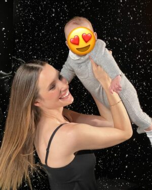 Estelle Lefébure Instagram - Bonne fête à toutes les mamans du monde 
mais surtout à toi..la plus jolie des mamans , tu me manques ❤️
Et à toi la plus douce des nouvelles mamans , ma chérie @ilonasmet ❤️
Je vous aime mes  trois amours, vous m’avez donné le plus beau des cadeaux de la vie ” être votre maman ”
Merci 
#familylover 
#proudmommy @emma__smet 
#Giuliano