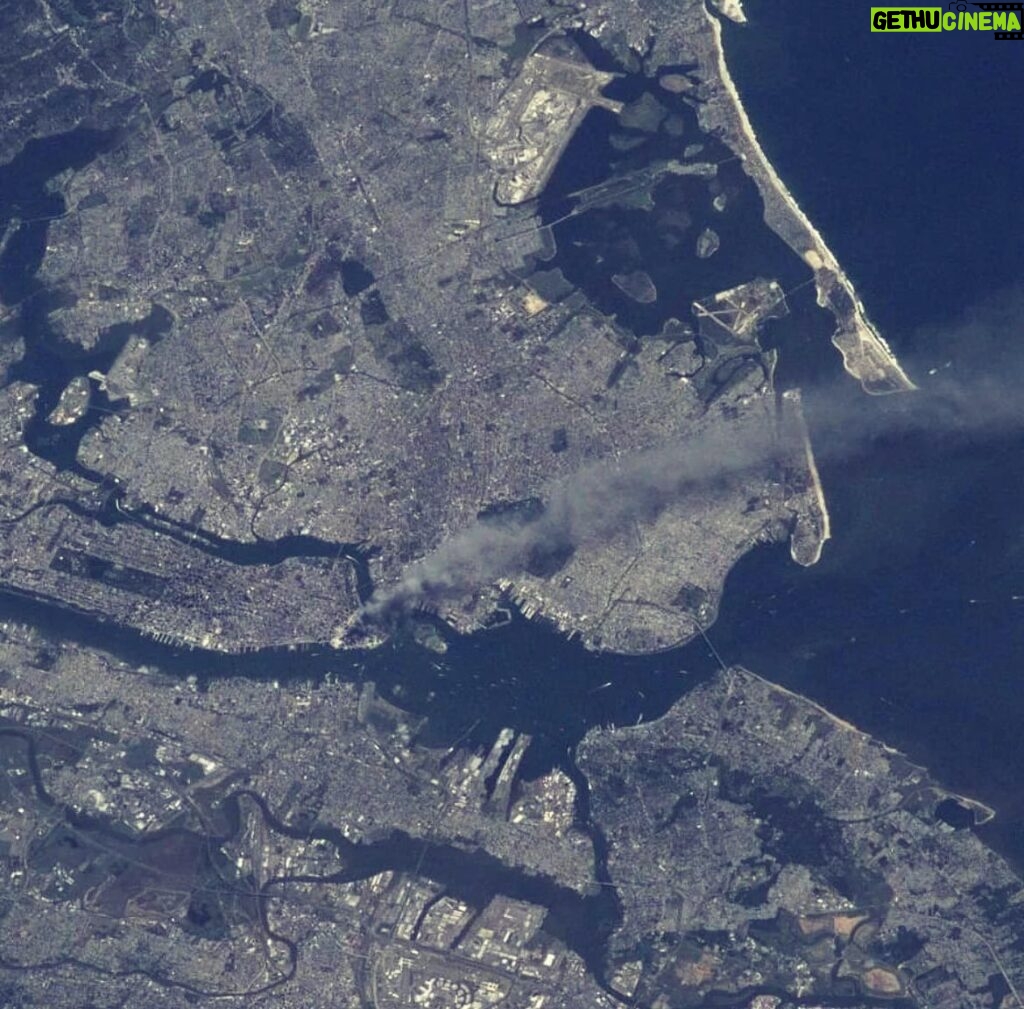 Estelle Lefébure Instagram - Le 11 septembre 2001 Cette photo a été prise de la NASA par l’astronaute Frank Culberston #neverforget #newyork