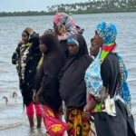 Estelle Lefébure Instagram – Surnommée l’Île Verte , l’Île de Pemba est un lieu unique .J’y ai notamment eu la chance de rencontrer ces femmes formidables qui cultivent les algues et d’y découvrir un marché  regorgeant de fruits et d’épices comme cette noix de muscade encore dans son fruit .

#ponant
#expeditioncruise 
#PONANTExplorations 
#instantponant
#collab