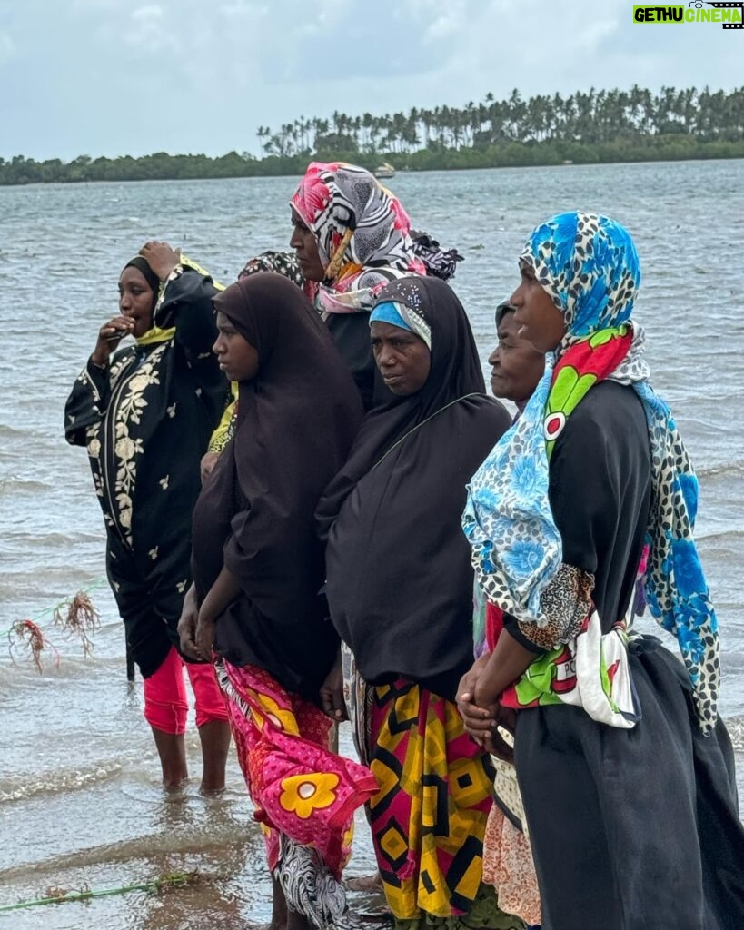 Estelle Lefébure Instagram - Surnommée l’Île Verte , l’Île de Pemba est un lieu unique .J’y ai notamment eu la chance de rencontrer ces femmes formidables qui cultivent les algues et d’y découvrir un marché regorgeant de fruits et d’épices comme cette noix de muscade encore dans son fruit . #ponant #expeditioncruise #PONANTExplorations #instantponant #collab