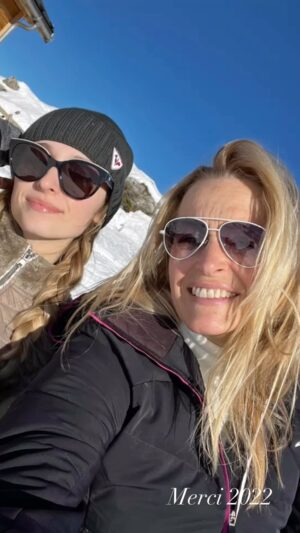 Estelle Lefébure Instagram - Merci 2022 
Pour 2023 , je vous souhaite une belle année  pleine d’amour , soyez vous même et fier de vous .

#famille 
#amis 
#positivevibes