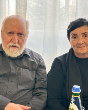 Eteri Beriashvili Instagram - Сегодня день рождения у самого красивого, самого доброго, самого мудрого, самого понимающего, самого миролюбивого, самого начитанного ПАПЫ на свете! Благодарю судьбу за счастье быть твоей дочерью! Всегда помню чьих я, поэтому высоко несу знамя нашей фамилии и наши фамильные ценности! 
С днем рождения, папуля дорогой! Люблю тебя безмерно! 
Обратите внимание на бодрую походку папы  в одном из видео; вот так я хочу ходить в свои почти 83 года! Живи долго, папа, дорогой мой! Я хочу каждый день слышать твой голос и вопросы про всё на свете! 
Папа знает 5 языков, кандидат медицинских наук! Все время читает, осваивает разные программы в интернете, активен в Соц сетях! 
С днем рожденияяяяяяя 🥳🥳🥳🥳🥳🥳