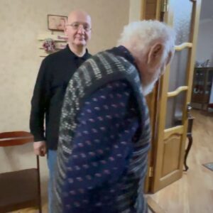 Eteri Beriashvili Instagram - Сегодня день рождения у самого красивого, самого доброго, самого мудрого, самого понимающего, самого миролюбивого, самого начитанного ПАПЫ на свете! Благодарю судьбу за счастье быть твоей дочерью! Всегда помню чьих я, поэтому высоко несу знамя нашей фамилии и наши фамильные ценности! 
С днем рождения, папуля дорогой! Люблю тебя безмерно! 
Обратите внимание на бодрую походку папы  в одном из видео; вот так я хочу ходить в свои почти 83 года! Живи долго, папа, дорогой мой! Я хочу каждый день слышать твой голос и вопросы про всё на свете! 
Папа знает 5 языков, кандидат медицинских наук! Все время читает, осваивает разные программы в интернете, активен в Соц сетях! 
С днем рожденияяяяяяя 🥳🥳🥳🥳🥳🥳