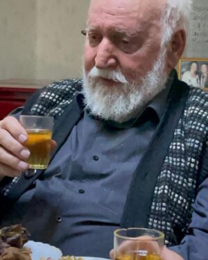Eteri Beriashvili Instagram - Сегодня день рождения у самого красивого, самого доброго, самого мудрого, самого понимающего, самого миролюбивого, самого начитанного ПАПЫ на свете! Благодарю судьбу за счастье быть твоей дочерью! Всегда помню чьих я, поэтому высоко несу знамя нашей фамилии и наши фамильные ценности! 
С днем рождения, папуля дорогой! Люблю тебя безмерно! 
Обратите внимание на бодрую походку папы  в одном из видео; вот так я хочу ходить в свои почти 83 года! Живи долго, папа, дорогой мой! Я хочу каждый день слышать твой голос и вопросы про всё на свете! 
Папа знает 5 языков, кандидат медицинских наук! Все время читает, осваивает разные программы в интернете, активен в Соц сетях! 
С днем рожденияяяяяяя 🥳🥳🥳🥳🥳🥳