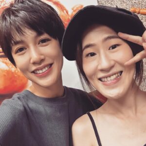 Eugenie Liu Instagram - 一個圓桌，六隻小福，永遠不變的情誼❤️
從右手邊繞一圈，依序被我捕獲🤪

此按被抓來拍照順序，不想忘記這美好時刻，照順序拍起來，比較不容易忘。

吃著熱騰騰剛上桌的乾麵和炒空心菜高麗菜，吃著麵裡的滷蛋，靜靜地看著大家，聽著大家閒話家常，說什麼內容進到耳裡好像已經沒有那麼重要，感受到的是一種舒服、幸福、放鬆的感覺☺️

謝謝西多士把蔬菜轉到我前面，知道我愛吃❤️謝謝靜芳幫我熱湯盛湯，知道我忙到現在還沒吃東西幫我暖暖胃，謝謝阿甘給我關愛的眼神雖然我們坐得比較遠，謝謝石頭不會忘記我，無論戲中還是戲外，謝謝培安給我的溫暖和關心，在一瞬間全部都收到了❤️
#超感應學員 #我愛你們 #❤️ #方小路 #筆記 #📝