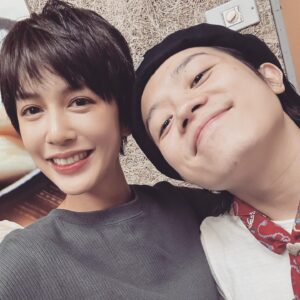 Eugenie Liu Instagram - 一個圓桌，六隻小福，永遠不變的情誼❤️
從右手邊繞一圈，依序被我捕獲🤪

此按被抓來拍照順序，不想忘記這美好時刻，照順序拍起來，比較不容易忘。

吃著熱騰騰剛上桌的乾麵和炒空心菜高麗菜，吃著麵裡的滷蛋，靜靜地看著大家，聽著大家閒話家常，說什麼內容進到耳裡好像已經沒有那麼重要，感受到的是一種舒服、幸福、放鬆的感覺☺️

謝謝西多士把蔬菜轉到我前面，知道我愛吃❤️謝謝靜芳幫我熱湯盛湯，知道我忙到現在還沒吃東西幫我暖暖胃，謝謝阿甘給我關愛的眼神雖然我們坐得比較遠，謝謝石頭不會忘記我，無論戲中還是戲外，謝謝培安給我的溫暖和關心，在一瞬間全部都收到了❤️
#超感應學員 #我愛你們 #❤️ #方小路 #筆記 #📝