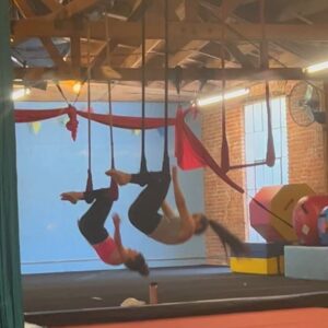 Eva Ariel Binder Instagram - Good morning :) #cirque #trapeze